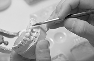 Clínica Dental La Seu técnico dental con un molde de una dentadura