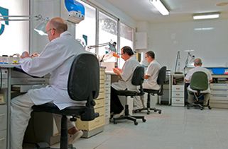 Clínica Dental La Seu técnicos dentales en un laboratorio